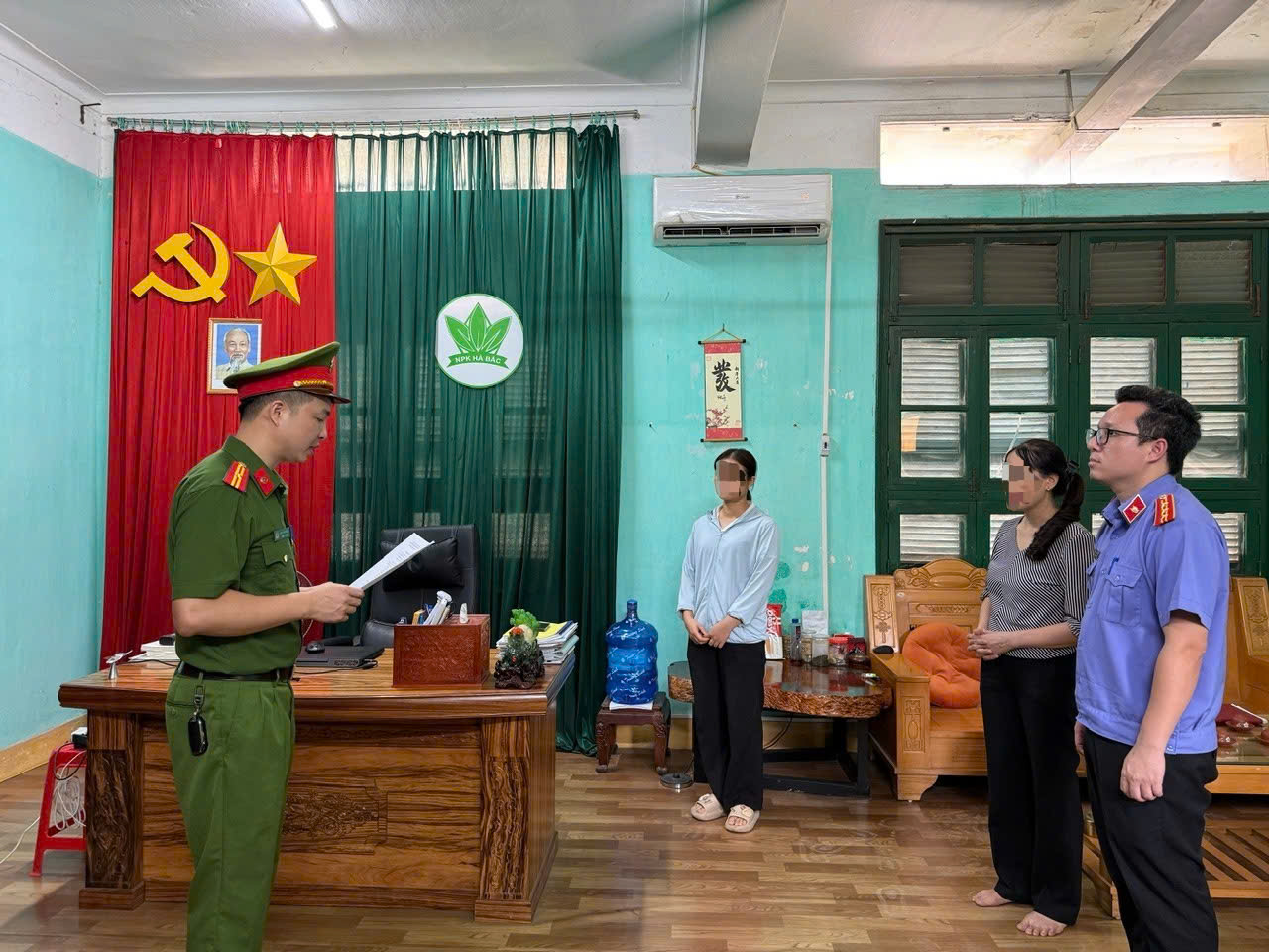 Cơ quan công an tiến hành khám xét nơi làm việc của bị can - Ảnh: Công an Bắc Ninh