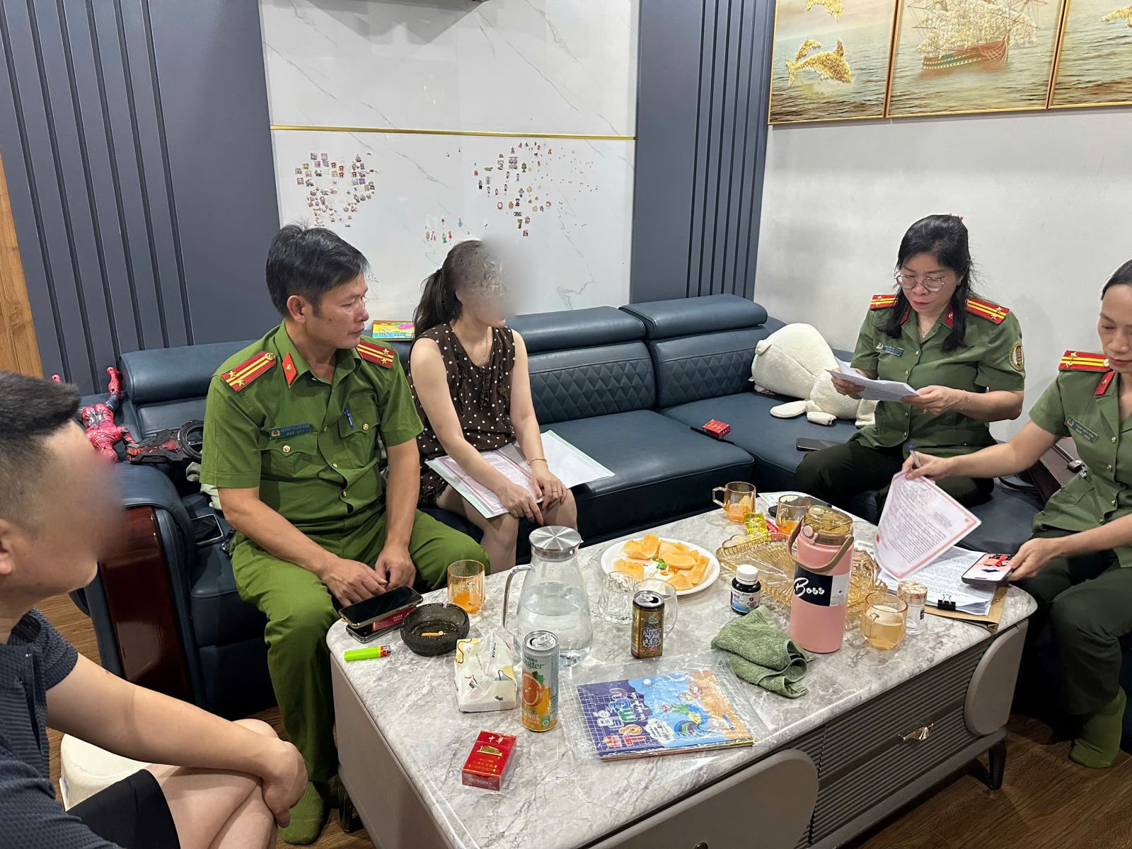 Công an thực hiện kiểm tra các căn hộ - Ảnh: Công an Thanh Hóa