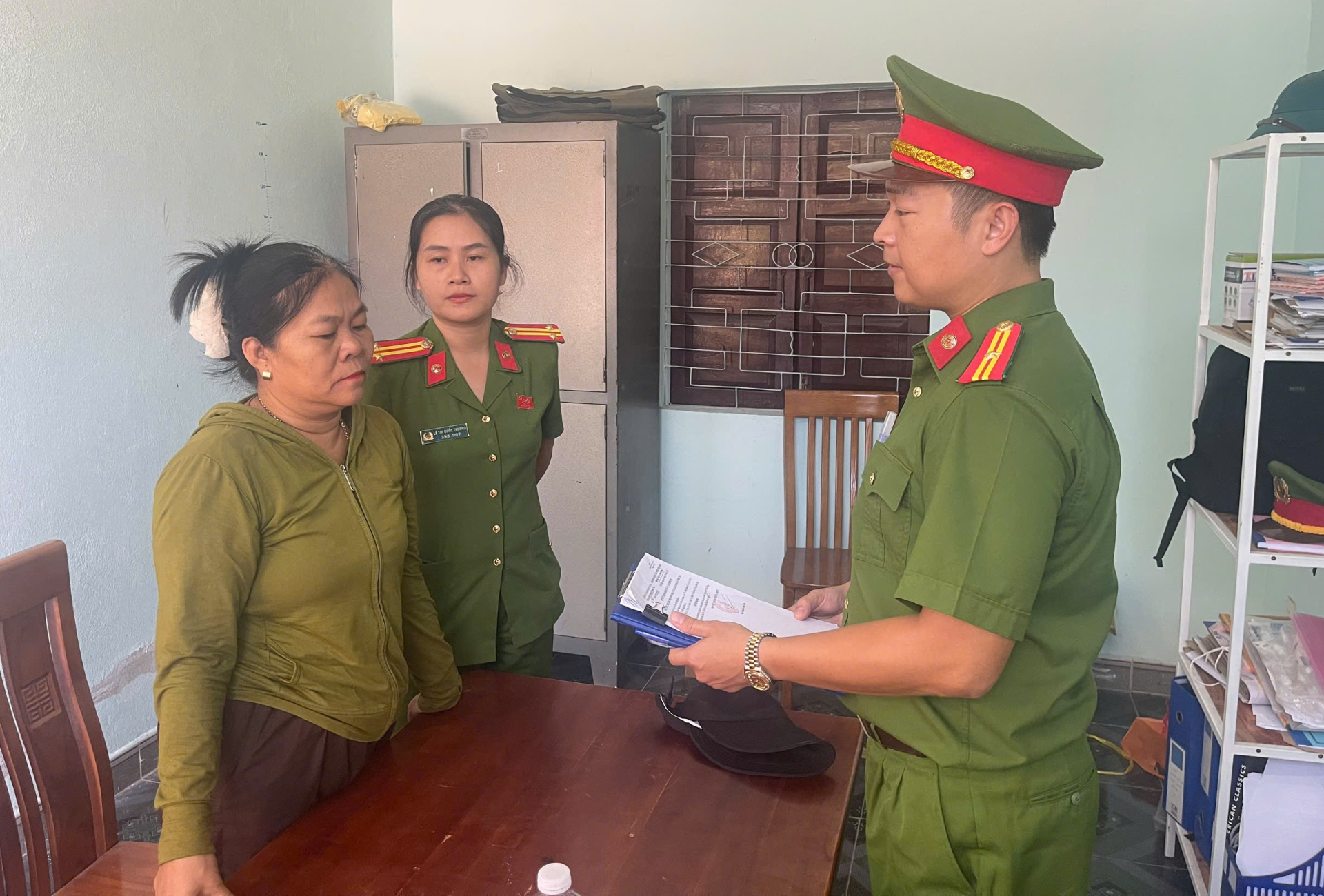 Cơ quan Cảnh sát điều tra tống đạt quyết định đối với Phạm Thị Phượng - Ảnh: Công an Đà Nẵng