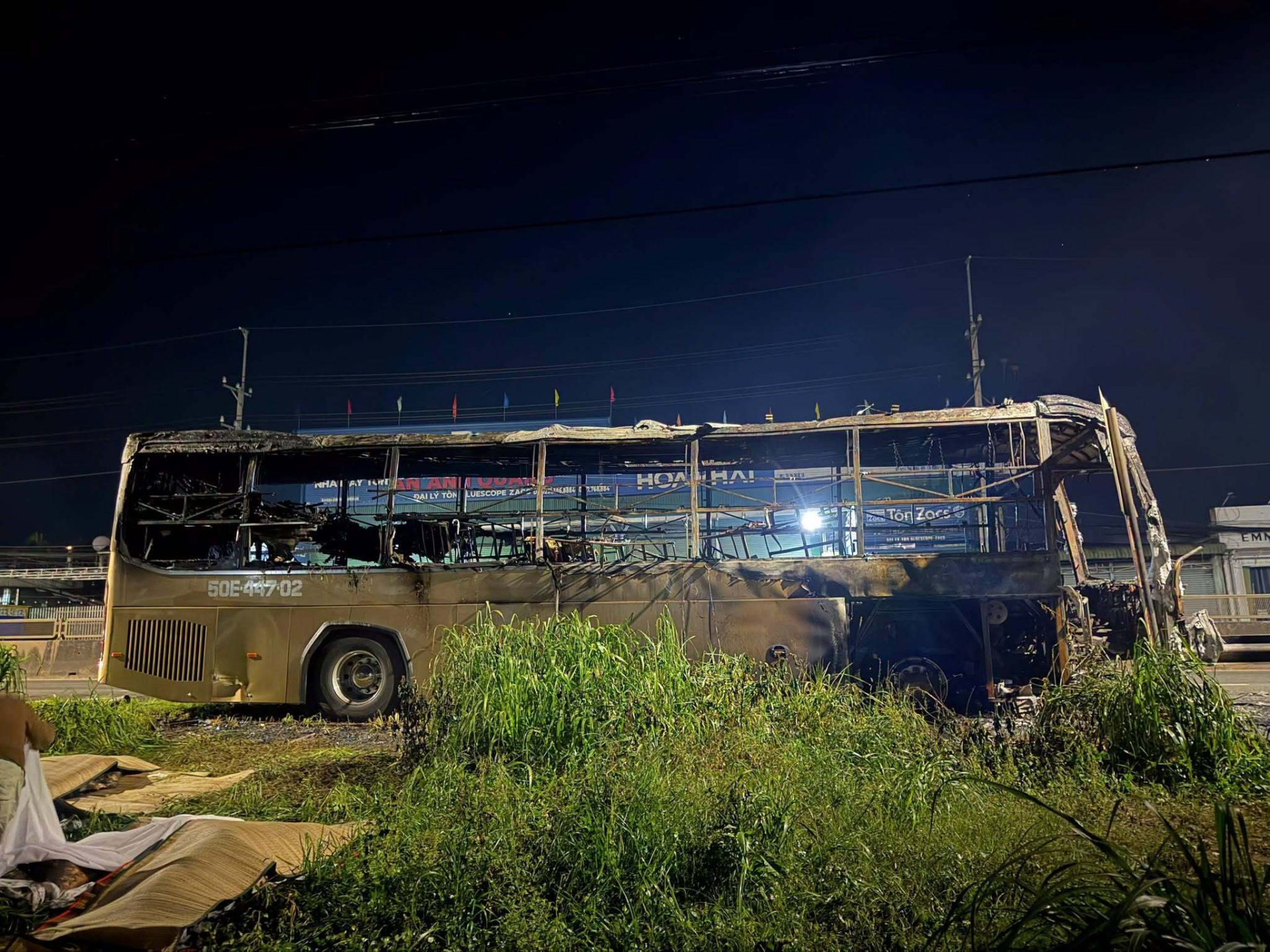 Vụ cháy khiến chiếc xe trơ khung - Ảnh: VTC News