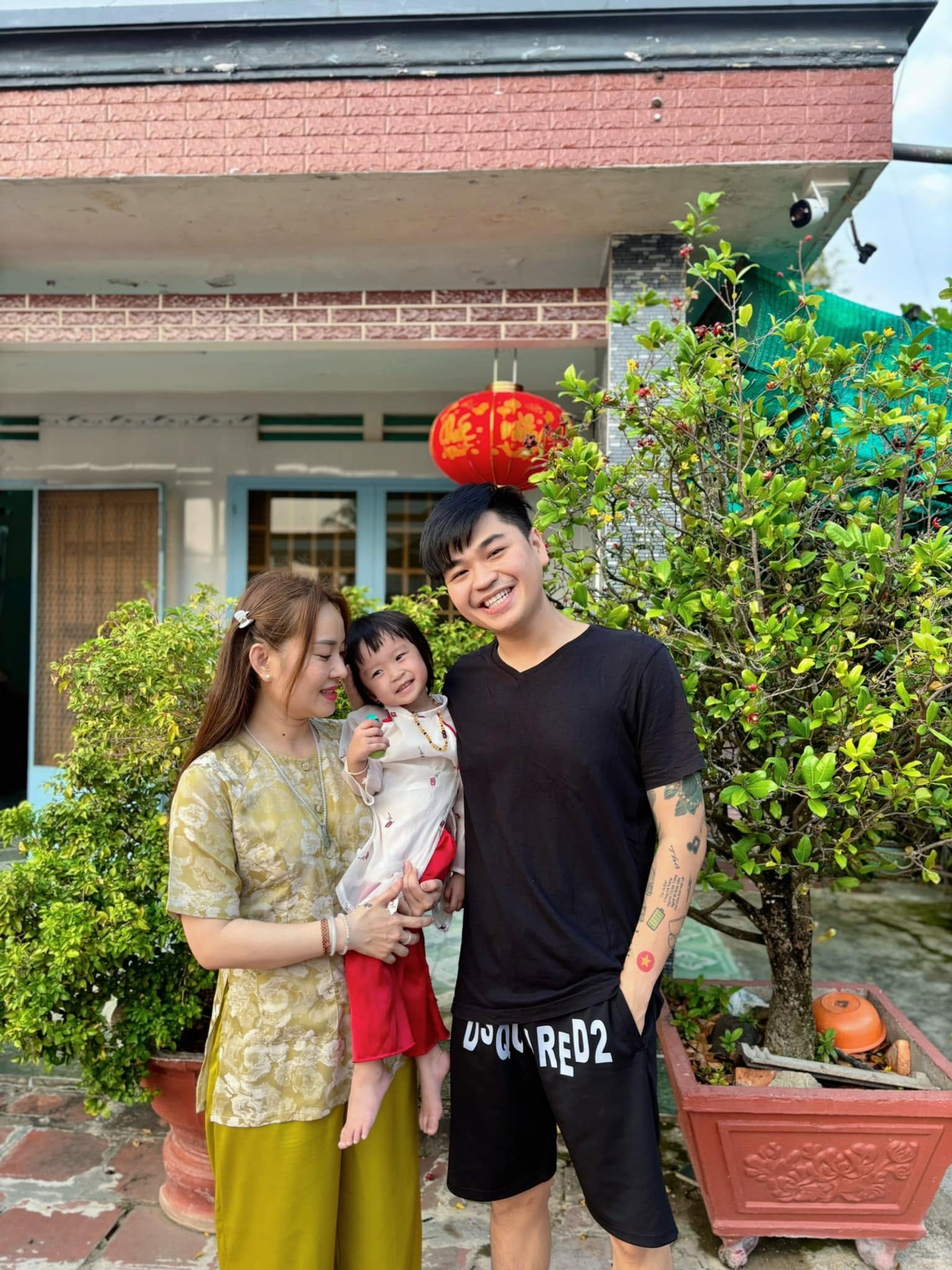 Duy Phước bên vợ con.