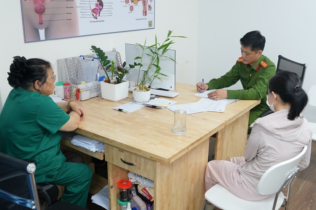 Công an lấy lời khai các bị can - Ảnh: Công an Nghệ An