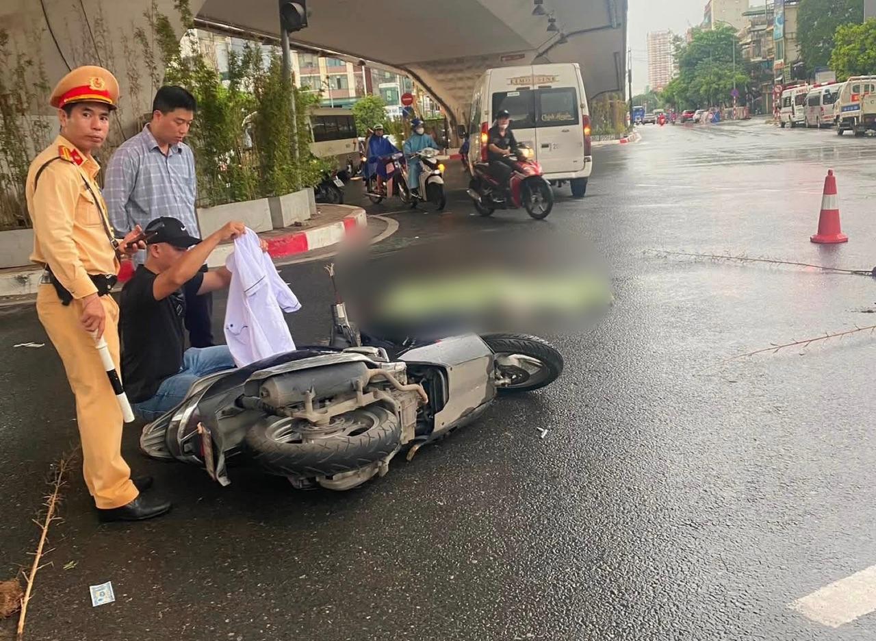 Nạn nhân tử vong tại chỗ sau va chạm với xe 16 chỗ. (Ảnh: MXH)