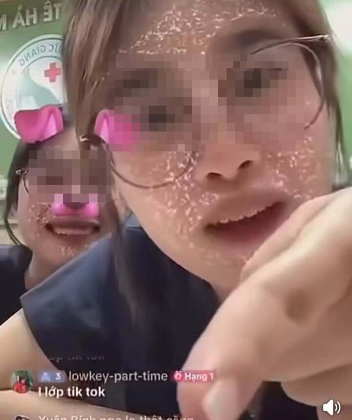 2 sinh viên y khoa livestream tại bệnh viện (Nguồn: ảnh chụp lại từ clip).