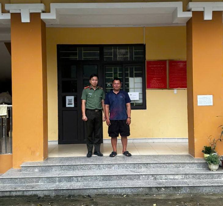 Cán bộ Công an xã Trà Lĩnh tiếp nhận thư cảm ơn của anh Hồ Đình Đường - Ảnh: Công an Cao Bằng