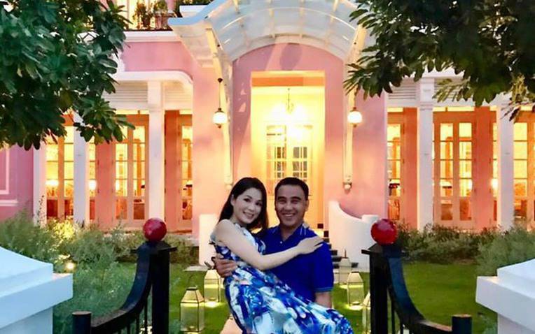 Quyền Linh và vợ trước biệt thự lung linh.