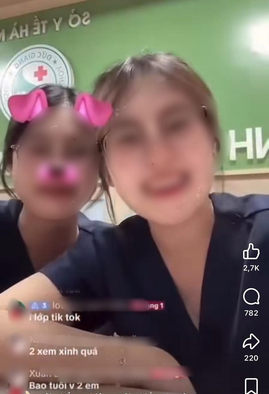 2 nữ sinh viên ngành Y livestream phản cảm. (Ảnh: Cắt từ clip)