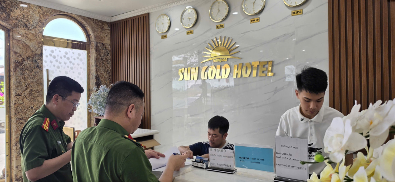 Phòng Cảnh sát Quản lý hành chính về trật tự xã hội tăng cường kiểm tra định kỳ các cơ sở lưu trú - Ảnh: Công an Quảng Ninh