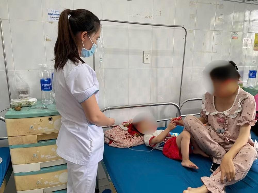 Cháu bé đang điều trị tại Bệnh viện Sản - Nhi tỉnh Gia Lai. (Ảnh: Báo Gia Lai)