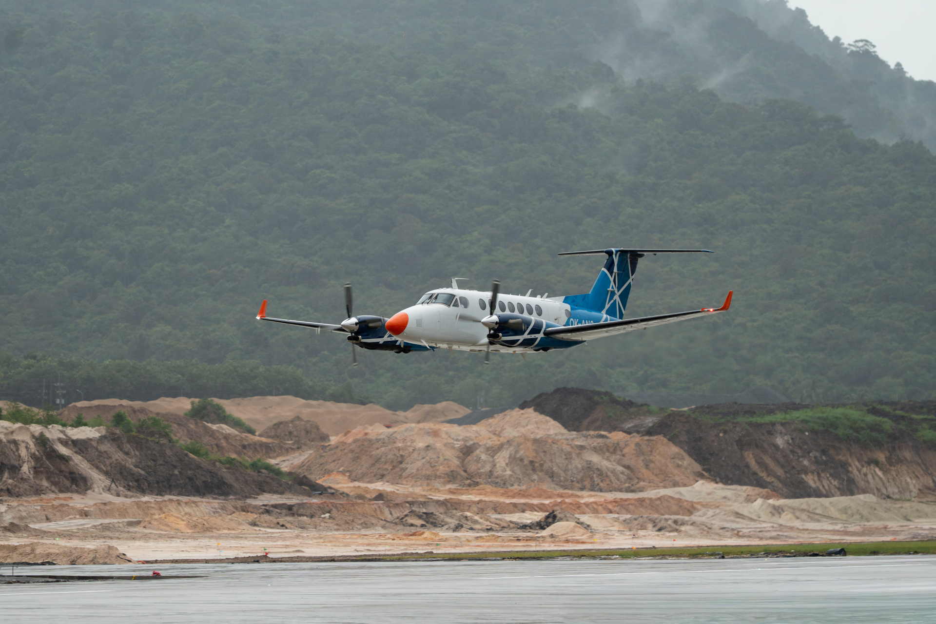Tàu bay kiểm tra, hiệu chuẩn tại Cảng Hàng không Phú Quốc sáng 27/7