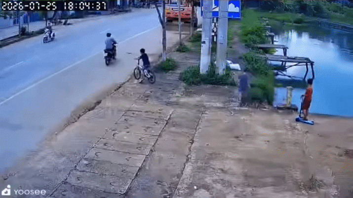 Khoảnh khắc bé Đ. không may trượt chân rơi xuống hồ Noong Hoi. (Ảnh: Cắt từ clip)
