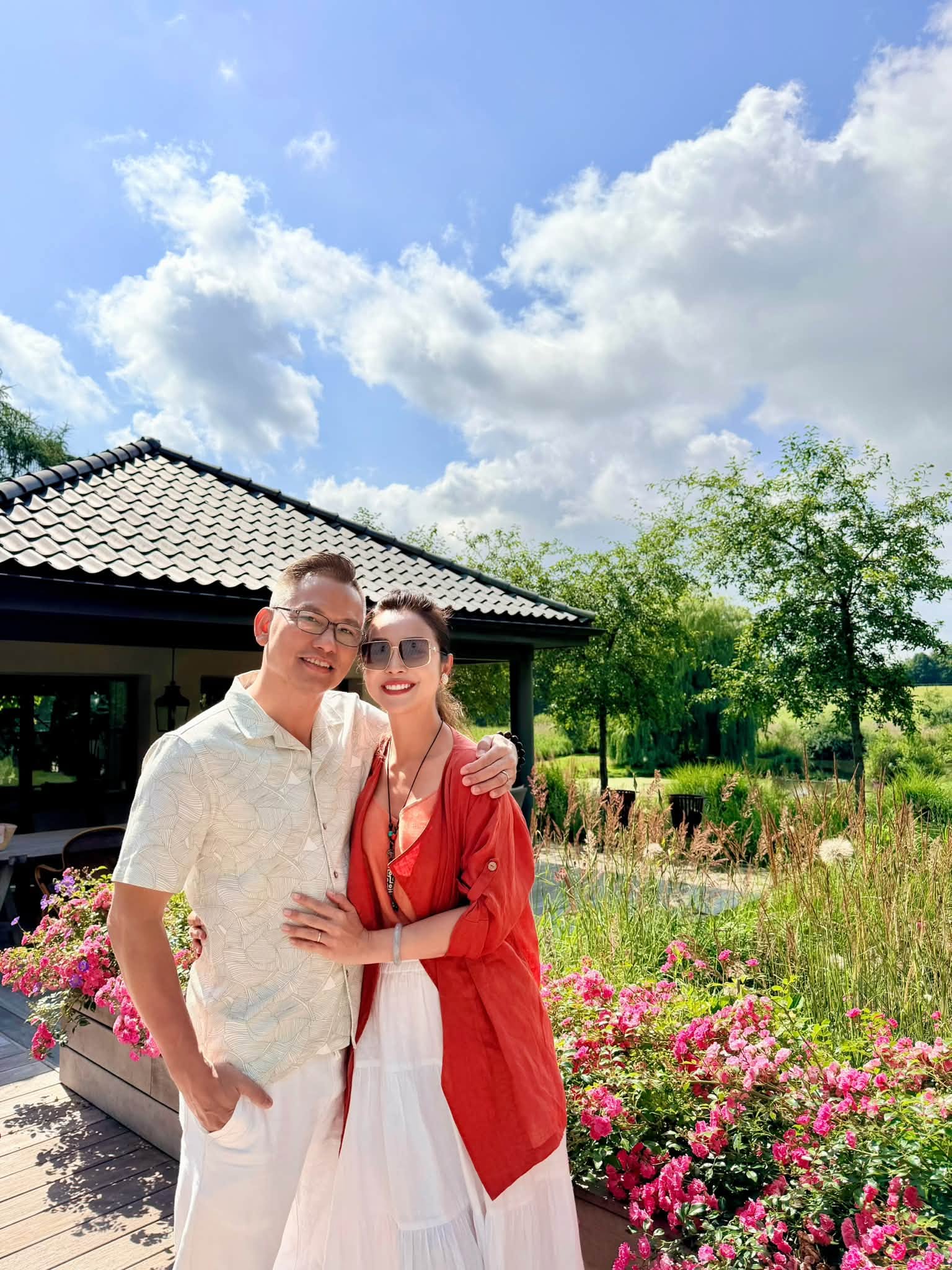 Jennifer bên chồng con ở châu Âu.