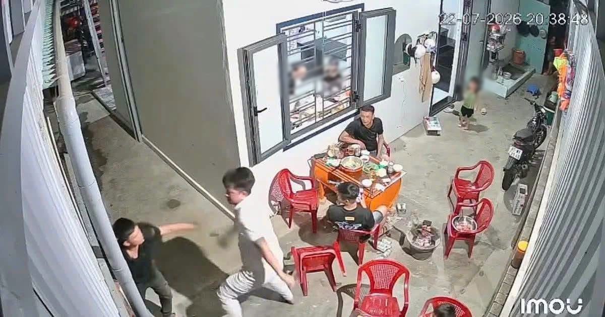 Anh D. (áo đen) bị người đàn ông áo trắng đánh. (Ảnh cắt từ clip)