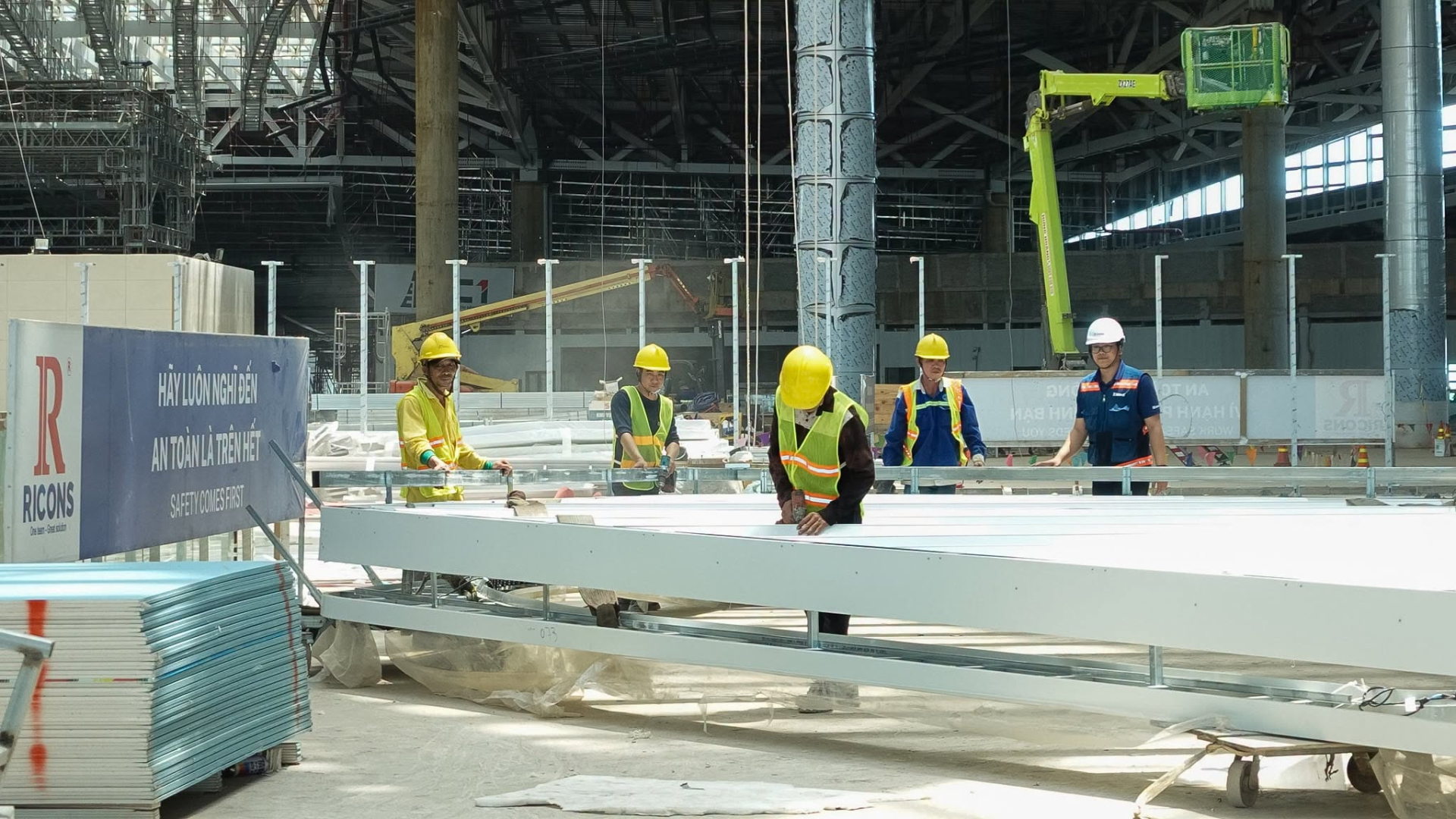 Cục Hàng không Việt Nam đánh giá, khối lượng công việc cần thực hiện trong giai đoạn cuối của dự án vẫn còn lớn. Sau khi hoàn thành xây dựng, các hệ thống kỹ thuật phải tiếp tục được kiểm tra, chạy thử đồng bộ, đánh giá khả năng vận hành trong điều kiện khai thác thực tế, khắc phục các tồn tại phát sinh và hoàn thành các thủ tục nghiệm thu, cấp phép khai thác theo quy định trước khi đưa vào sử dụng.