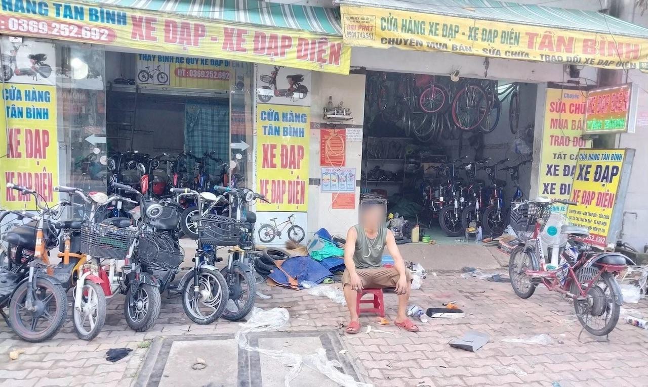 Trước khi xảy ra sự việc, anh L. làm nghề sửa chữa xe đạp điện. (Ảnh: Tiền Phong) 