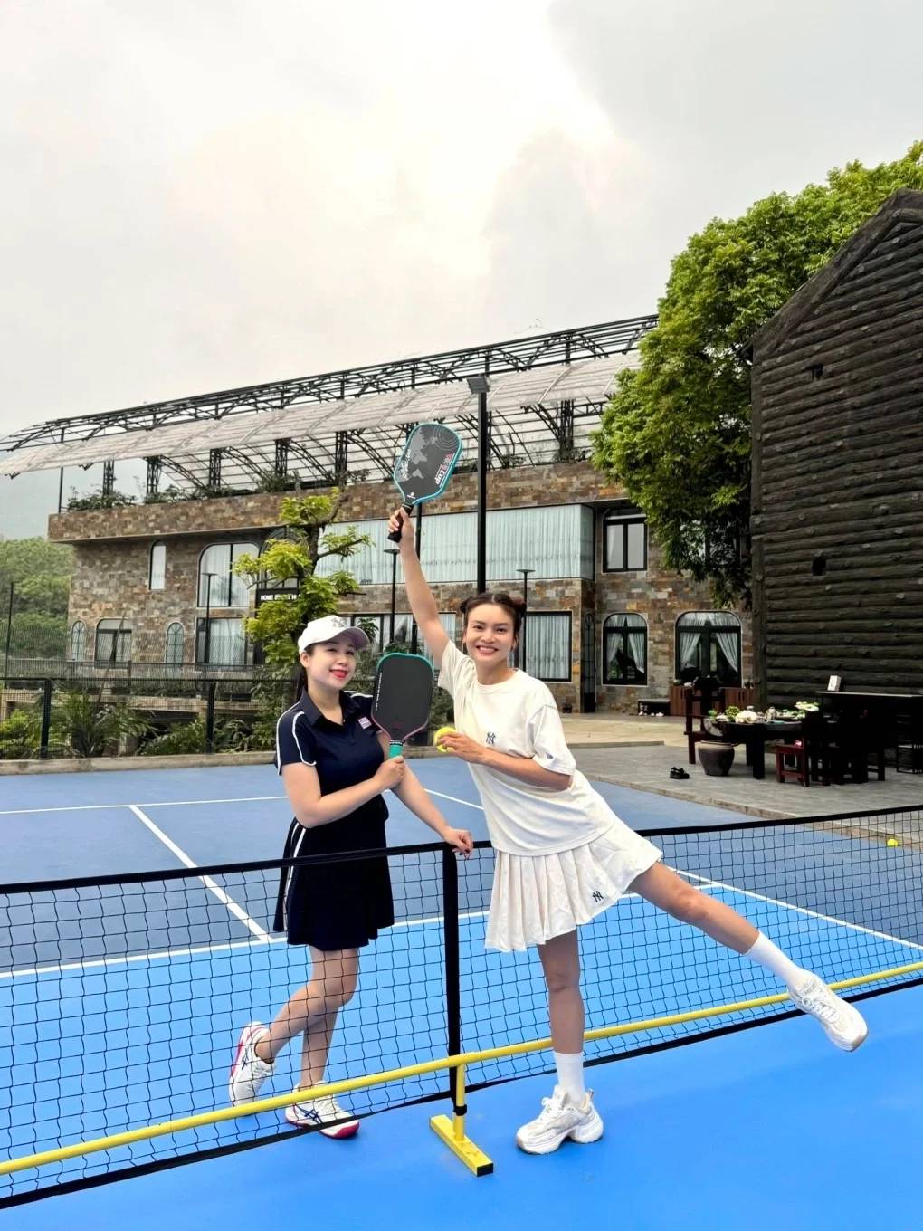 Sân pickleball trong biệt phủ. Phía sau là căn nhà 10 phòng ngủ.