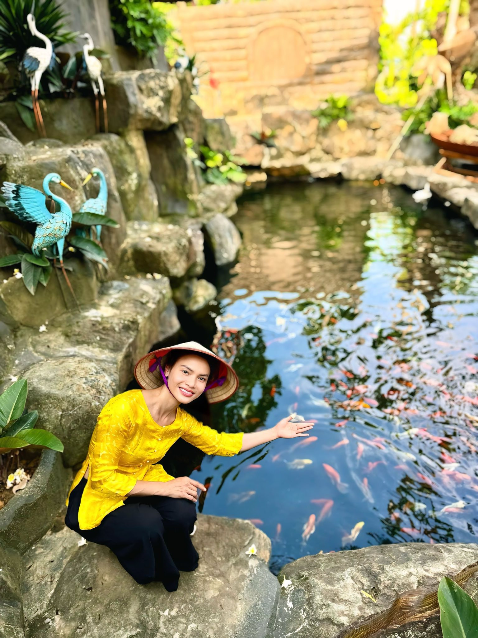 Cuộc sống giàu có trong biệt phủ ở ngoại ô Hà Nội của Phạm Phương Thảo quê Nghệ An, SN 1982