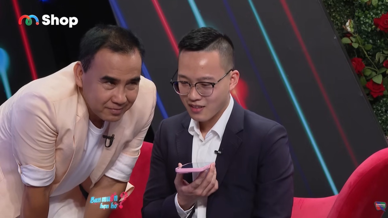 Chàng trai gọi điện về hỏi ý kiến của bố.