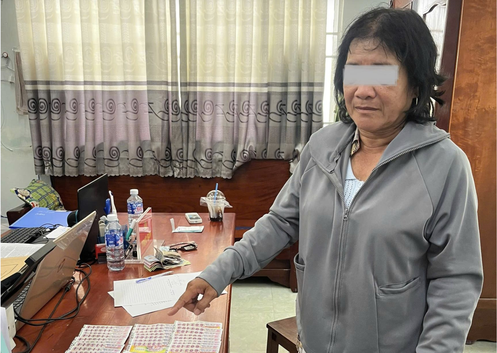 Huỳnh Thị Luyến Anh cùng tang vật - Ảnh: Công an Đồng Tháp