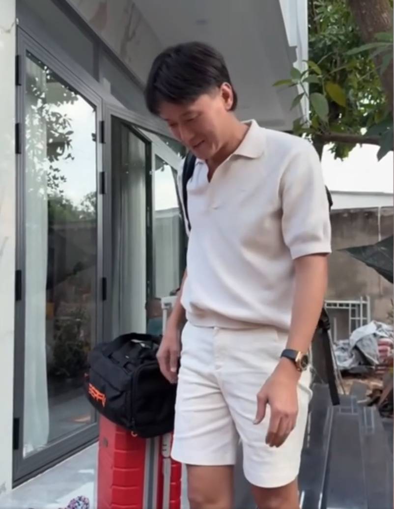 Phía trước căn nhà.