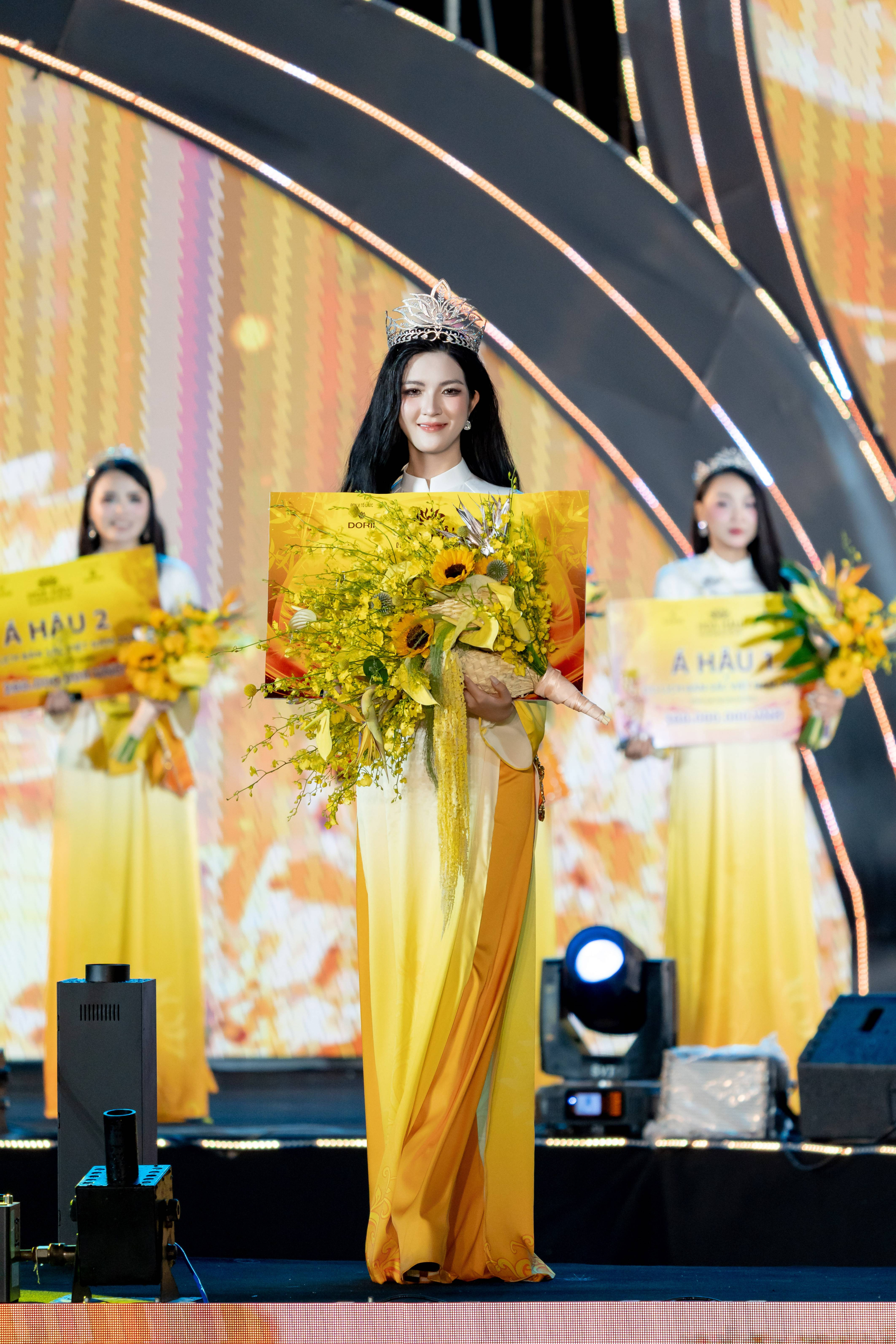 Vũ Thị Thảo trả lời ứng xử song ngữ.