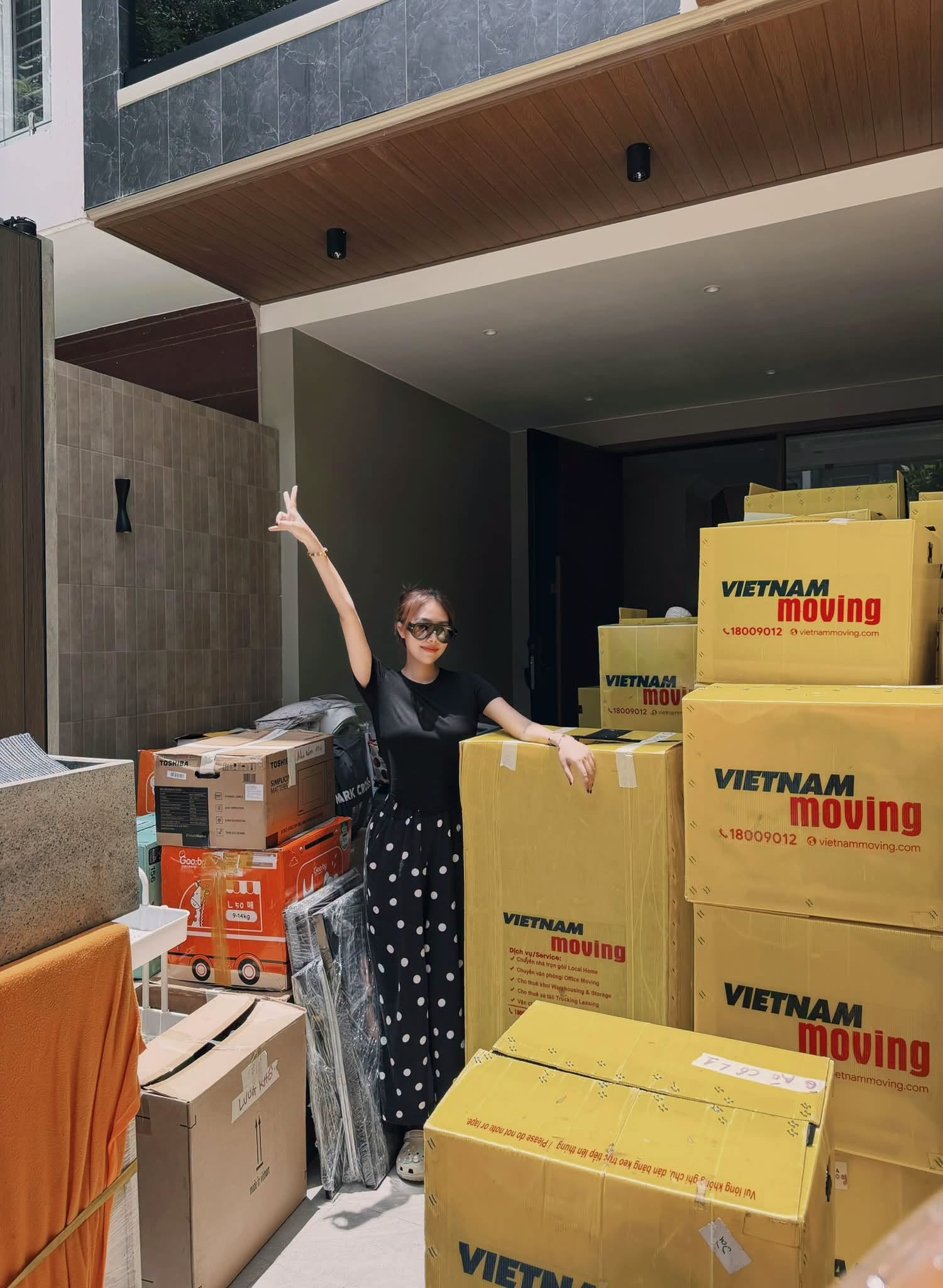 Tăng Khánh Chi - vợ Quang Minh rạng rỡ đứng trước căn biệt thự mới xây