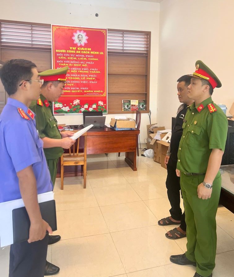 Công an thực hiện các biện pháp tố tụng - Ảnh: Công an Khánh Hòa
