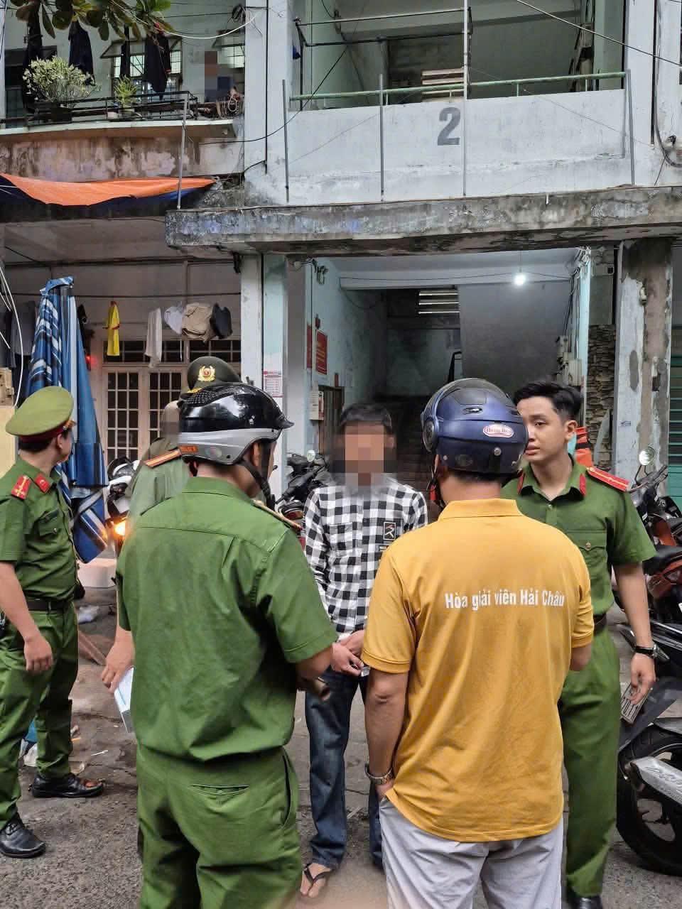 Công an đồng loạt kiểm tra cư trú - Ảnh: Công an Đà Nẵng