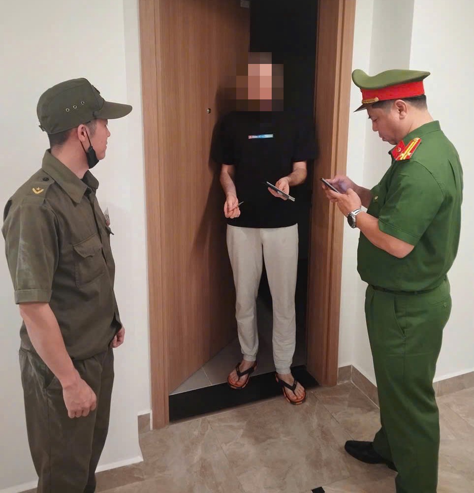 Công an kiểm tra 92 phòng với 154 người nước ngoài lưu trú - Ảnh: Công an Đà Nẵng
