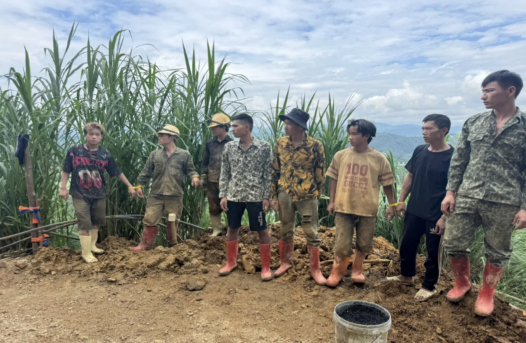 Nhóm người được lực lượng chức năng phát hiện tại khu vực khai thác vàng - Ảnh: Công an Cao Bằng