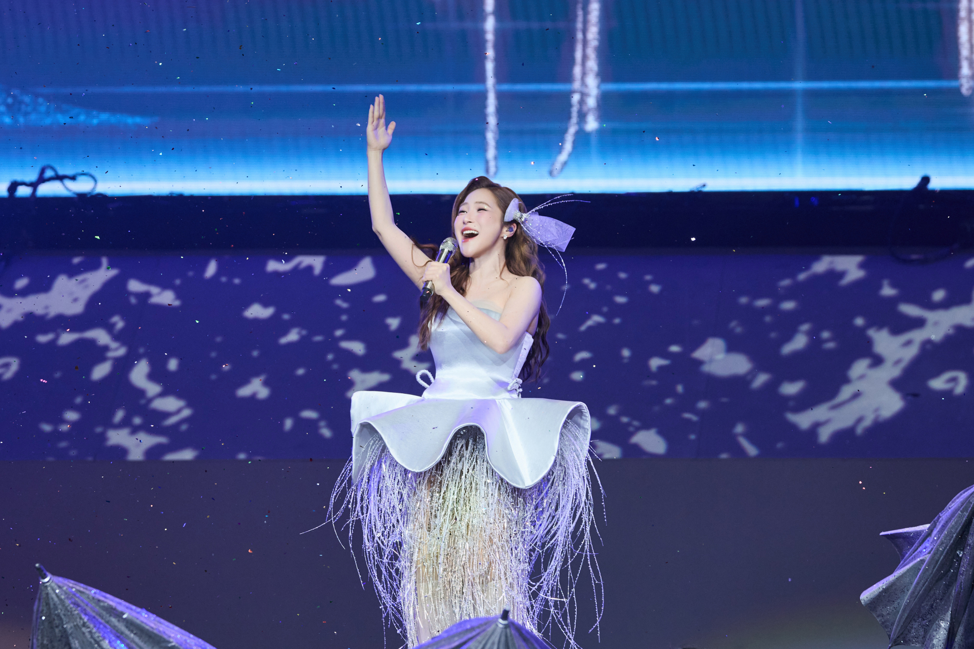 Hình ảnh mở màn liveshow của Hương Tràm.