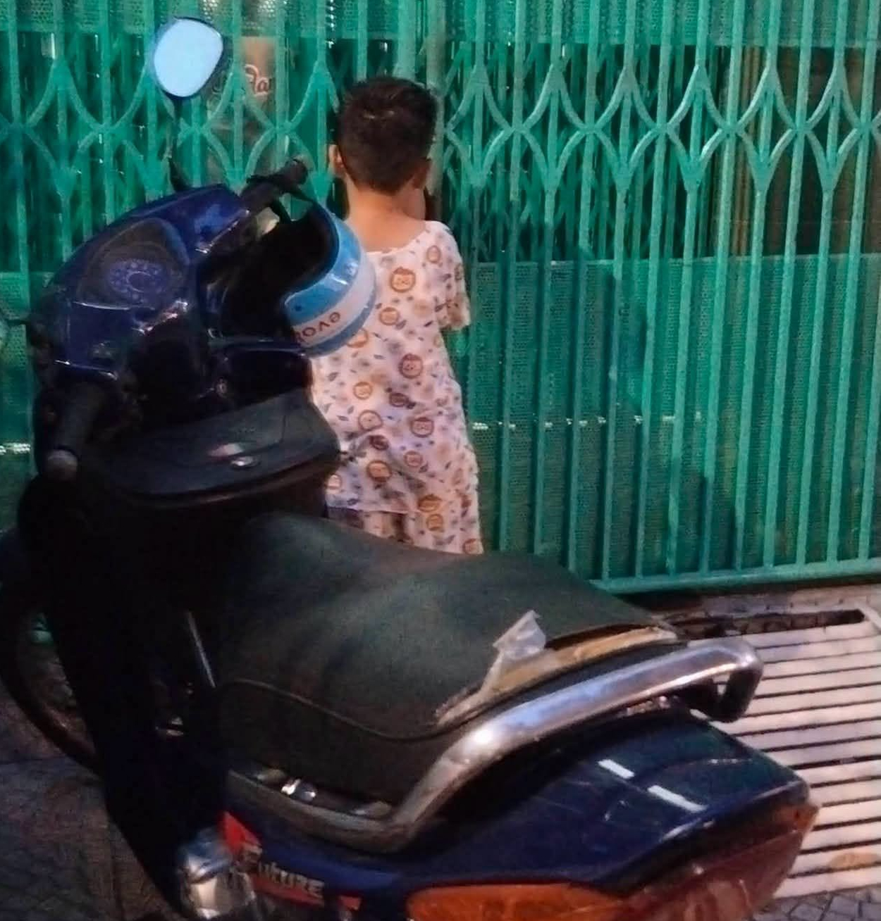 Hình ảnh cậu bé đứng ngoài lớp học được chia sẻ cùng bài viết.