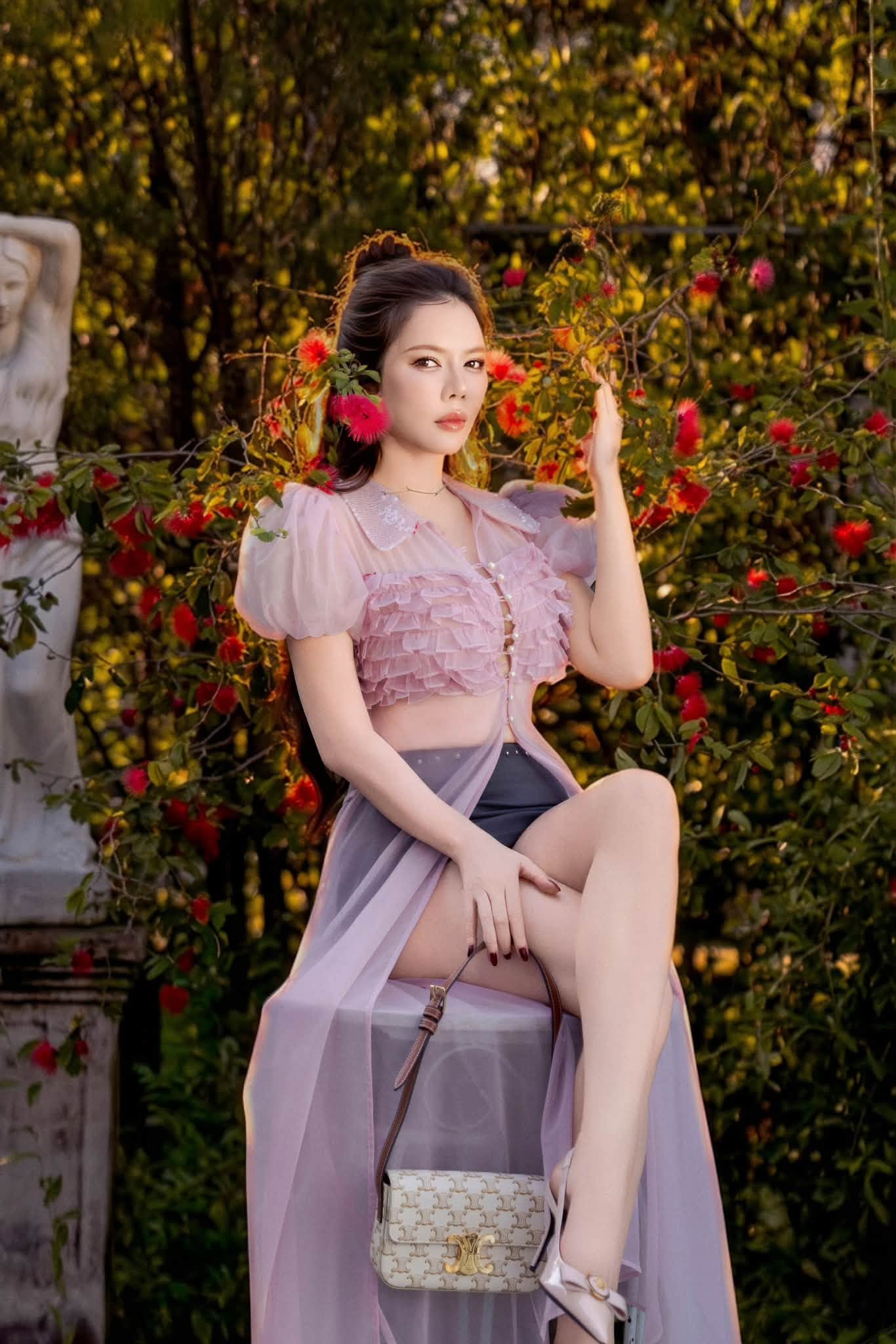 Lý Nhã Kỳ đăng loạt ảnh xinh đẹp kèm status gây chú ý giữa lúc được
