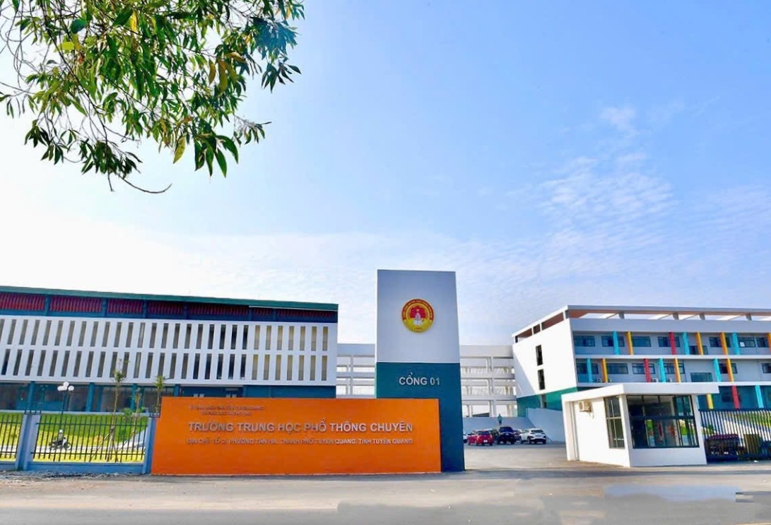Trường THPT chuyên Tuyên Quang.