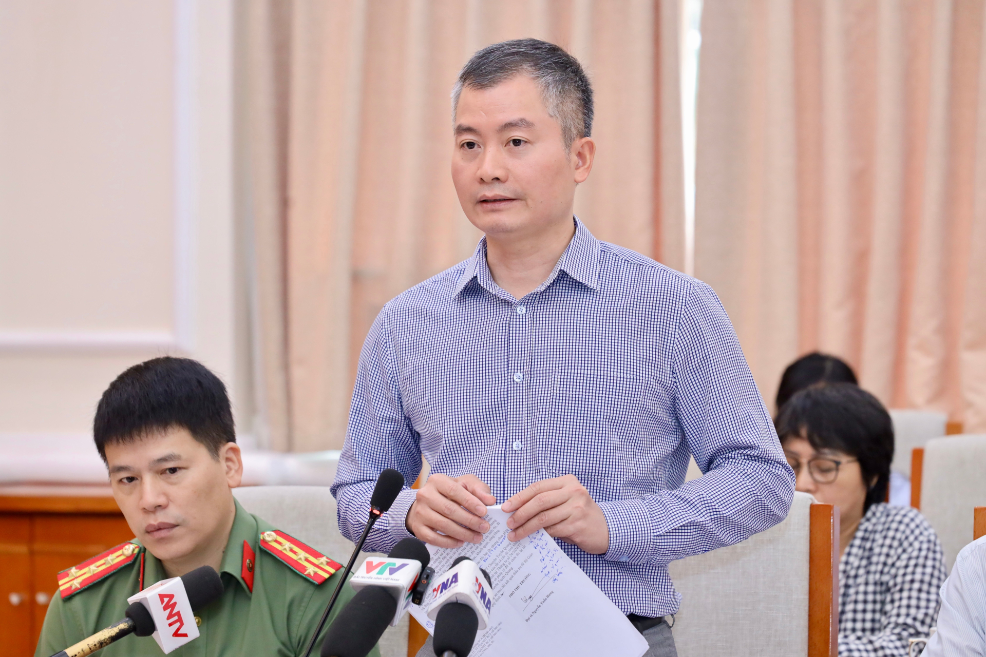 Đại diện Bộ Công an thông tin tại cuộc họp - Ảnh: VTC News