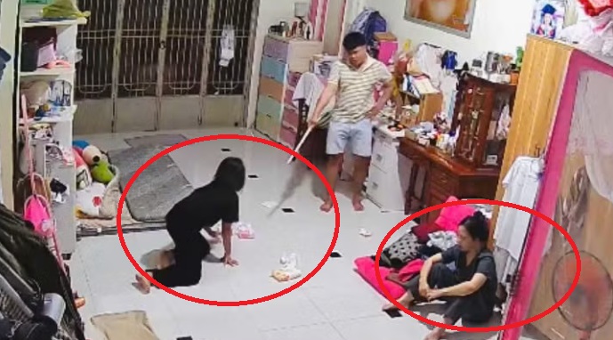 Cháu P.G.K.L. bị nhân tình của mẹ bạo hành. Mẹ chứng kiến nhưng không có động thái can ngăn. (Ảnh cắt từ clip)