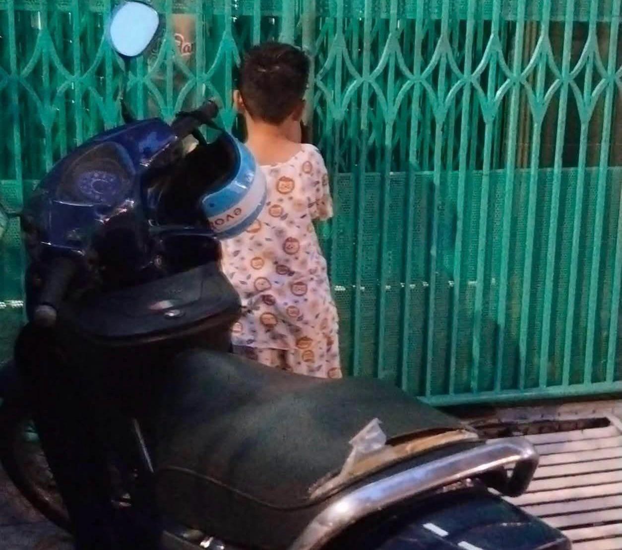Hình ảnh cháu bé đứng ngoài lớp học cờ vua.