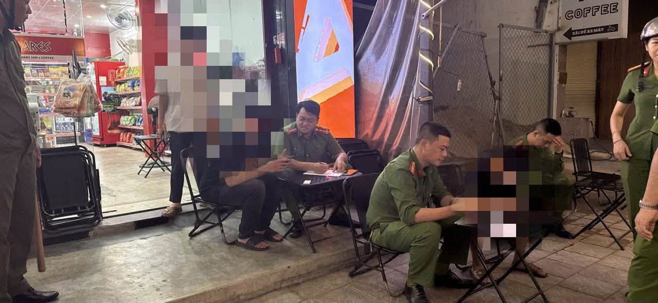 Công an đồng loạt kiểm tra 134 người ở 8 quán quán cà phê lúc rạng sáng