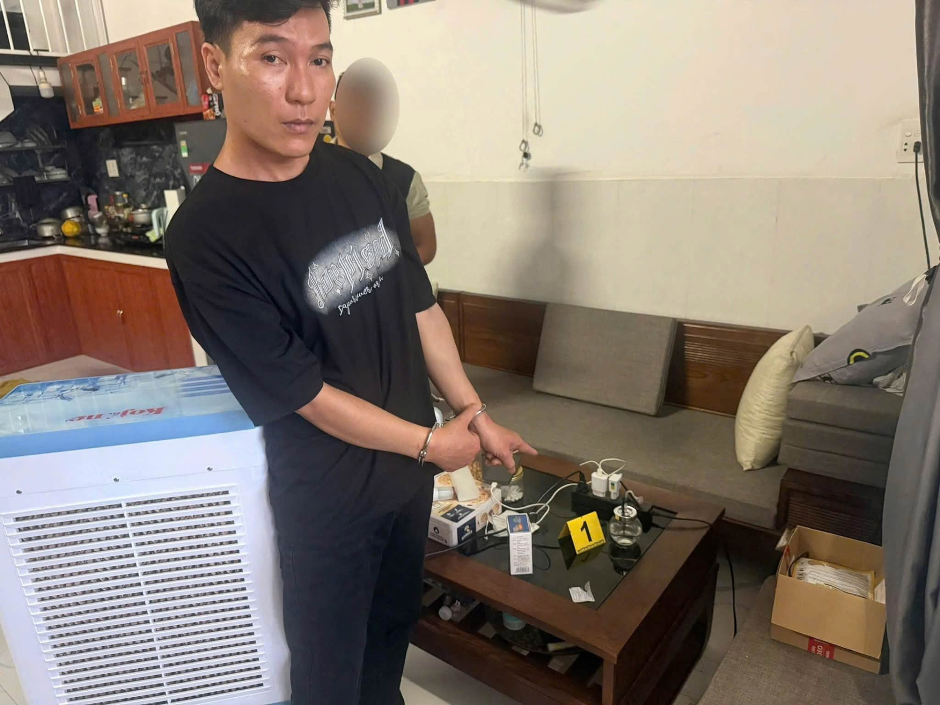 Kiểm tra một quán cà phê lúc 14h, công an bắt Nguyễn Thị Dung SN 1990