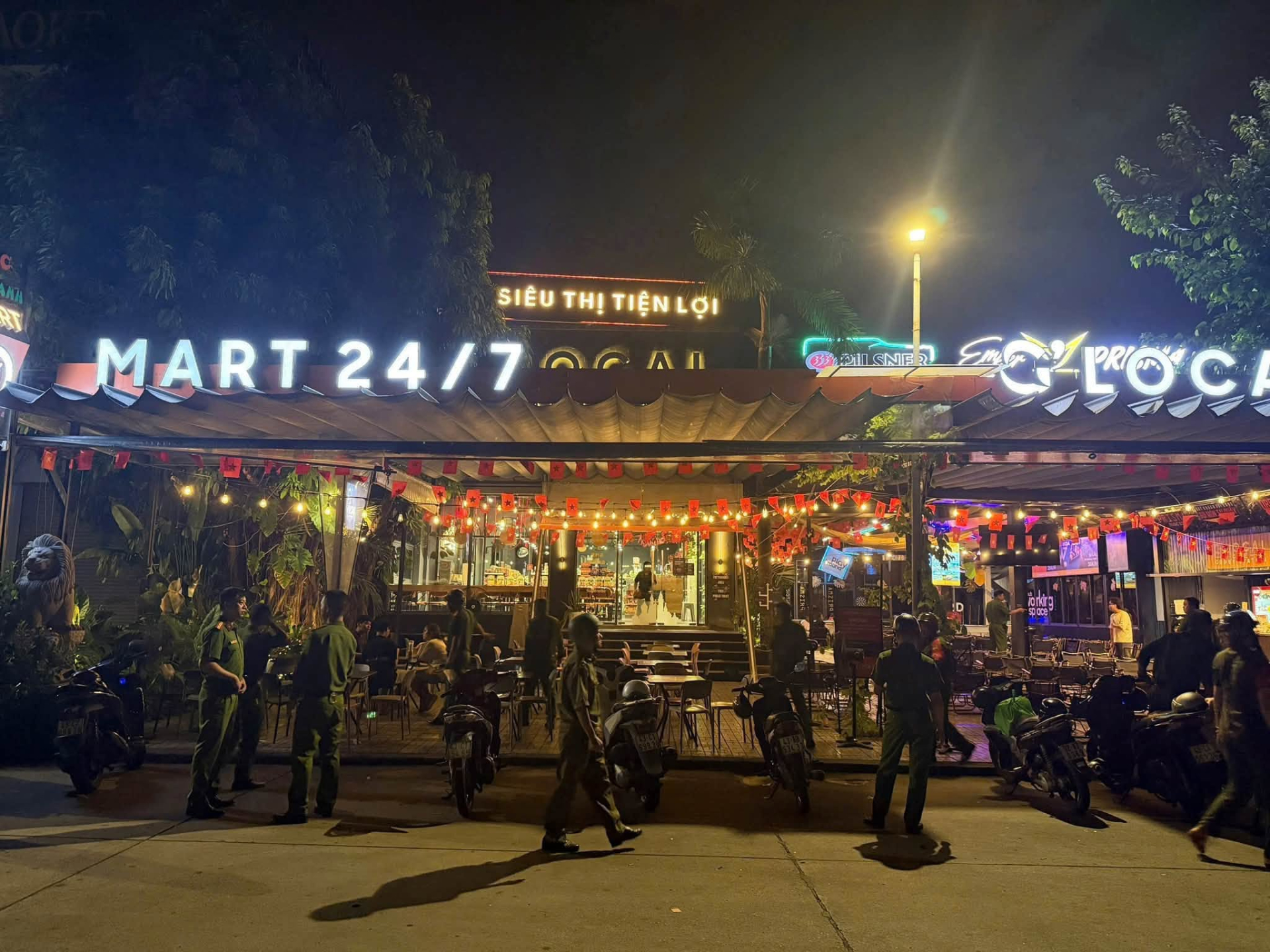 Công an đồng loạt kiểm tra 134 người ở 8 quán quán cà phê lúc rạng sáng