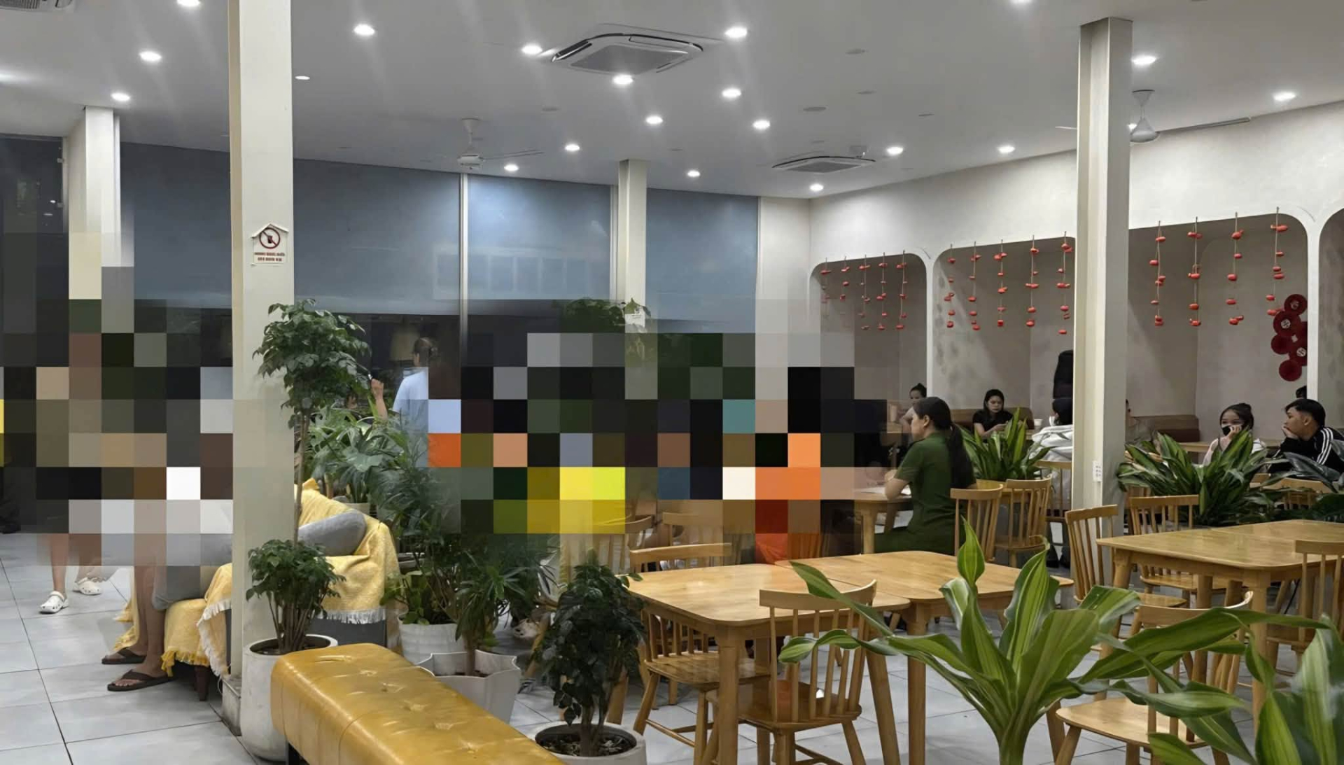 Công an đồng loạt kiểm tra 134 người ở 8 quán quán cà phê lúc rạng sáng