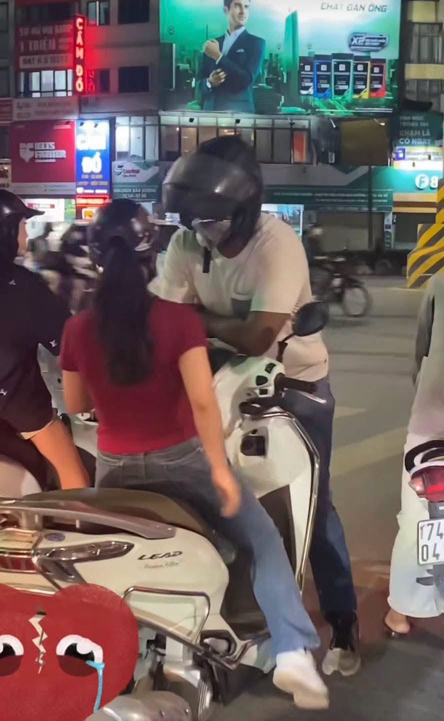 Hình ảnh người đàn ông ngoại quốc chặn đầu xe của một cô gái. (Nguồn: Mạng xã hội)