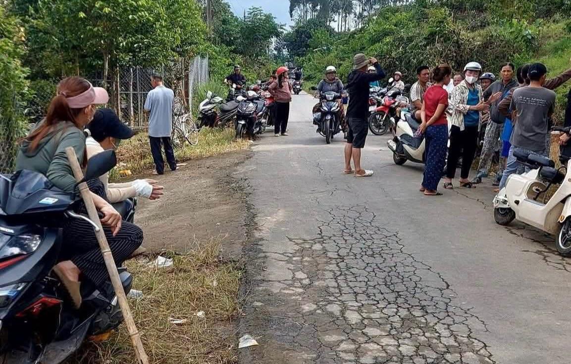 Trước đó, hàng trăm người đã tham gia tìm kiếm cụ bà. (Ảnh: Fanpage Ban CHQS xã Nam Cát Tiên)