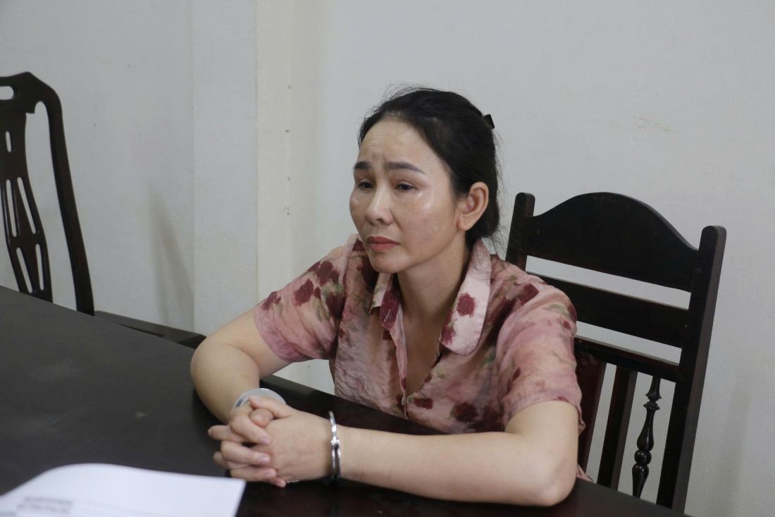 Cơ quan chức năng lấy lời khai Phạm Thị Hương - Ảnh: Công an Nghệ An