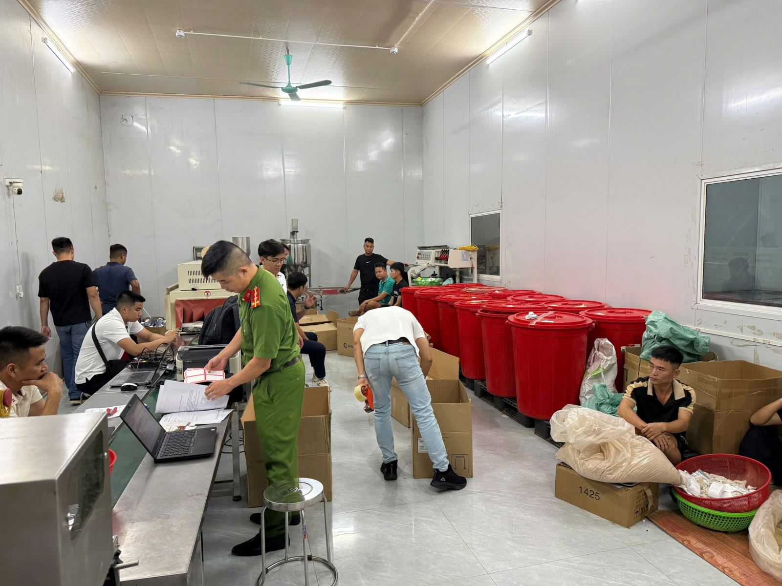 Công an khám xét khẩn cấp nơi làm việc của các đối tượng - Ảnh: Công an Phú Thọ
