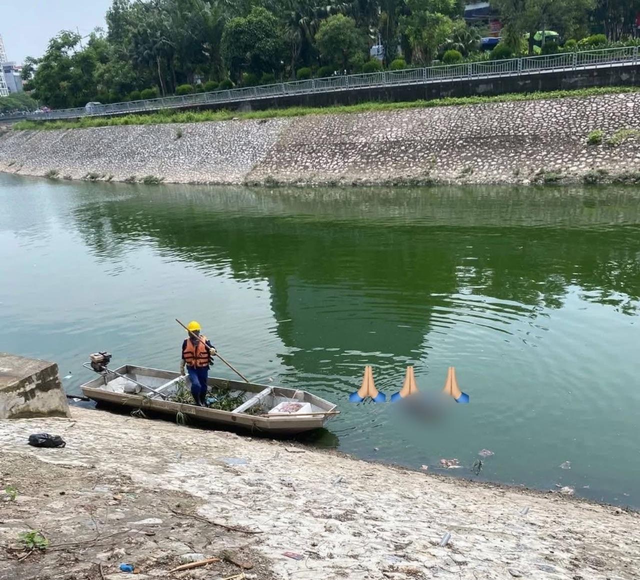 Hiện trường nơi phát hiện thi thể nam giới trên sông Tô Lịch.