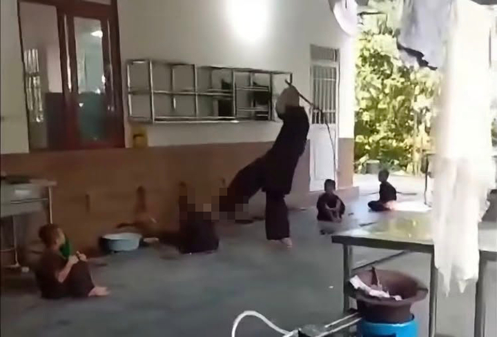 Người đàn ông dùng roi đánh chú tiểu dã man. (Ảnh: Cắt từ clip)
