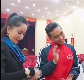 Ngay lập tức vợ xuất hiện tịch thu.