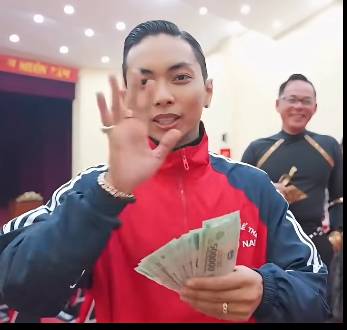 Phan Hiển chia sẻ tiền thưởng.