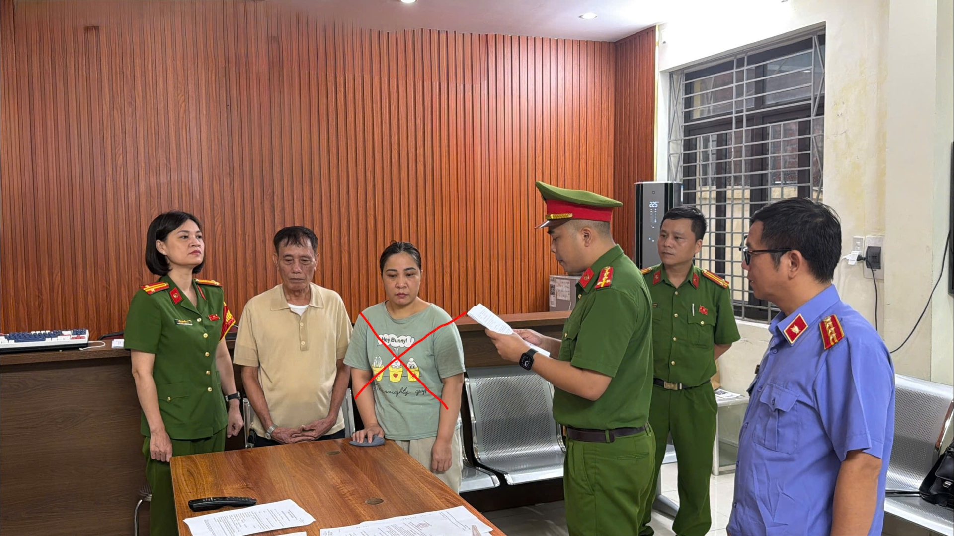 Cơ quan CSĐT thi hành Lệnh bắt bị can để tạm giam đối với Bùi Thị Hoài -Ảnh: Công an tỉnh Hưng Yên 